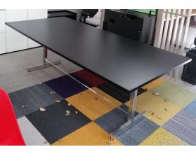DESIGN DIRECTIEBUREAU / VERGADERTAFEL